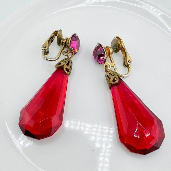 Vintage Red Glass Dangle Earrings Faceted Drop Clip-On Gold Tone 1950s Style - Picture 4 of 9